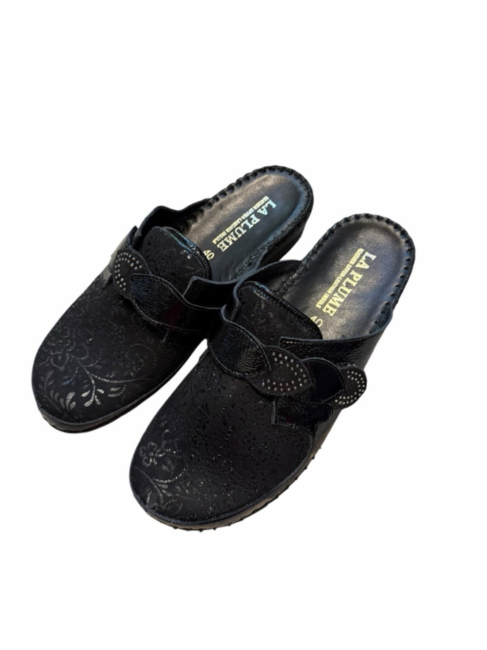 La Plume Women’s Slip-on Garden Clogs Black Leather Floral Embossed Size 9/40